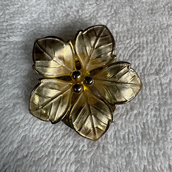 Vintage Gold Tone Floral Scarf Clip/Ring - Picture 2 of 10